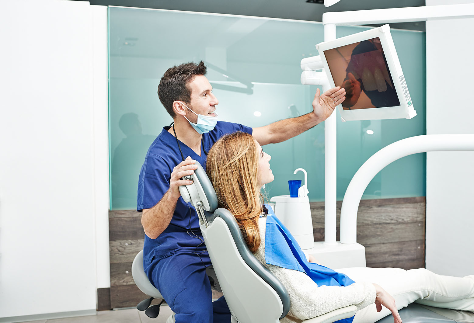 تشخیص پوسیدگی ریشه دندان در کلینیک دندانپزشکی